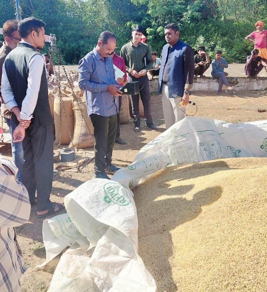 कलेक्टर श्री हरिस एस द्वारा धान उपार्जन केंद्रों का सघन निरीक्षण
