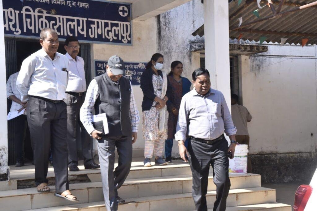 कमिश्नर बस्तर श्री डोमन सिंह ने जिला पशु चिकित्सालय जगदलपुर का किया आकस्मिक निरीक्षण