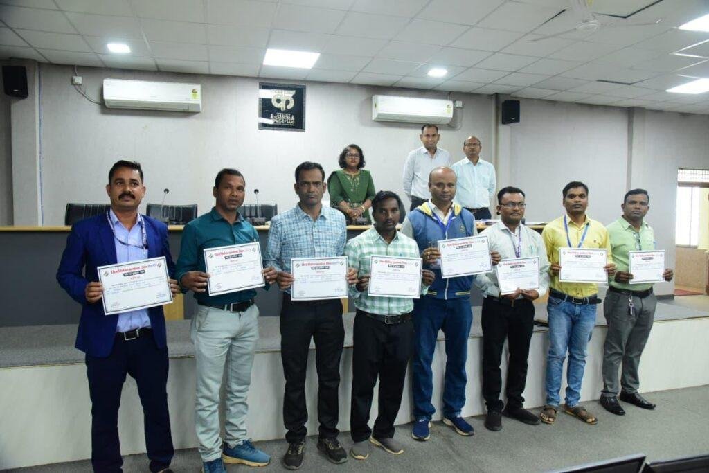 कलेक्टर ने एसआईआर में शत-प्रतिशत उपलब्धि हेतु 08 बीएलओ को किया सम्मानित