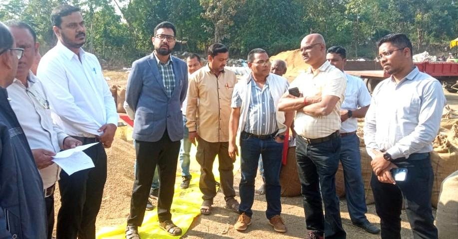 कलेक्टर ने पिथौरा के 4 उपार्जन केन्द्रों का किया सघन निरीक्षण
