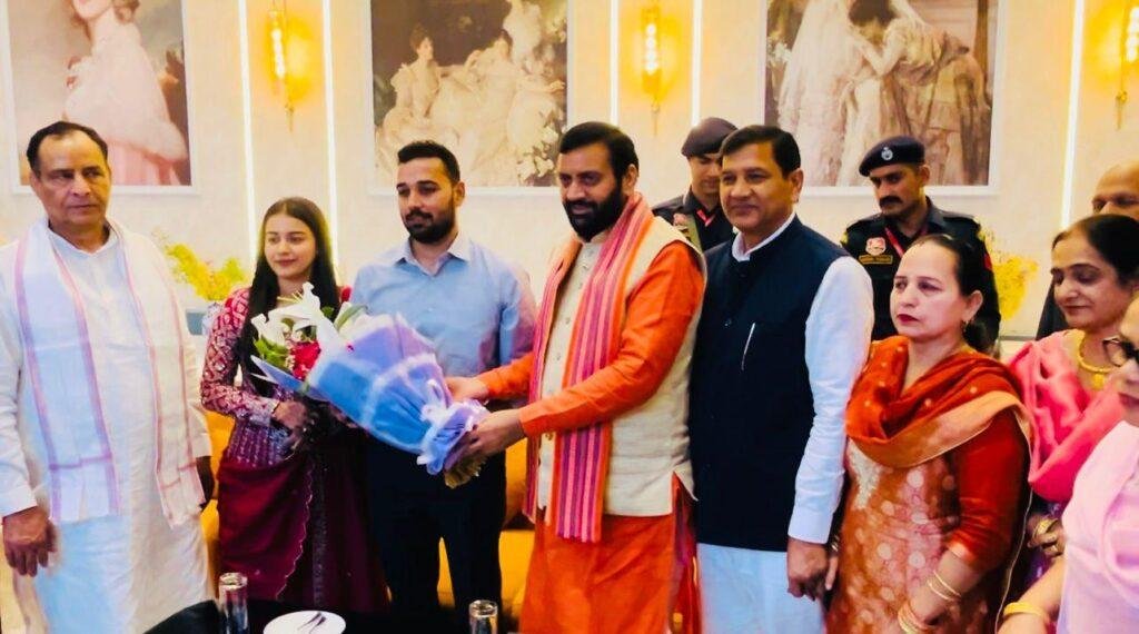 मुख्यमंत्री नायब सिंह सैनी ने भाजपा नेता धुम्मन सिंह किरमच के पुत्र दिग्विजय सिंह को दिया आशीर्वाद