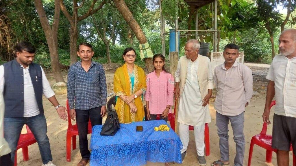 कमला फाउंडेशन की अध्यक्ष पूनम सिंह ने लोधवारी गांव में पहलवान वीर बाबा के दर्शन कर ग्रामीणों को दी स्ट्रीट लाइट की सौगात