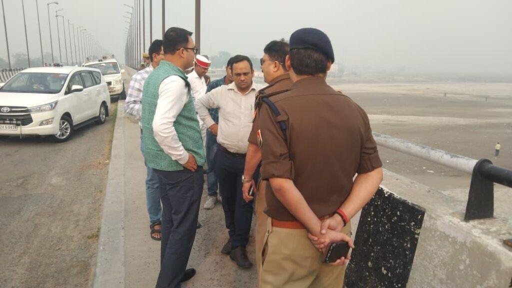 डीएम ने अधिकारियों के साथ किया कछला घाट का निरीक्षण