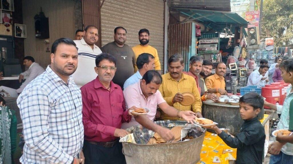 महाकाल के भक्तों फतेहगंज पश्चिमी कस्बे में कराया विशाल भंडारा