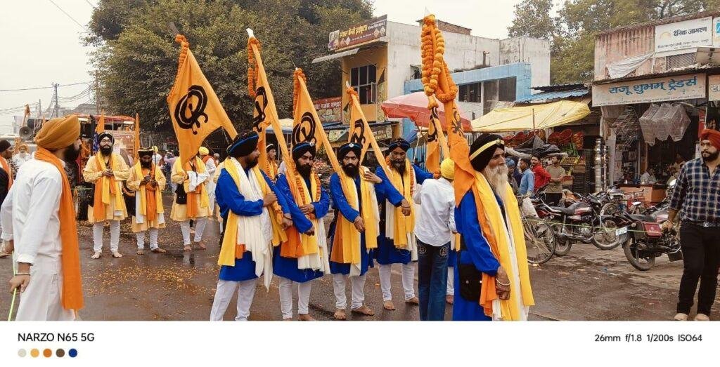 श्री गुरु नानक देव जी के प्रकाशपर्व पर कस्बे में निकाला नगर कीर्तन