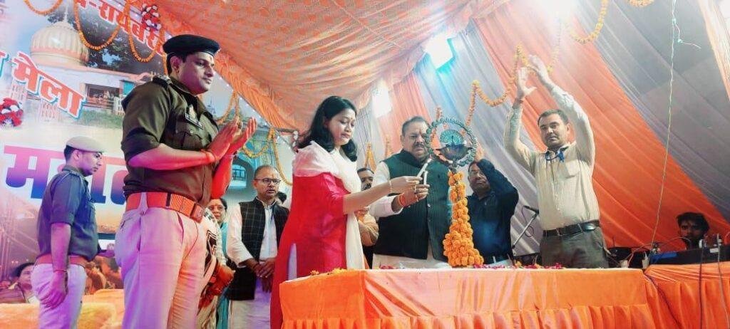 गंगा घाट पर गंगा आरती करके कार्तिक पूर्णिमा मेले का शुभारंभ