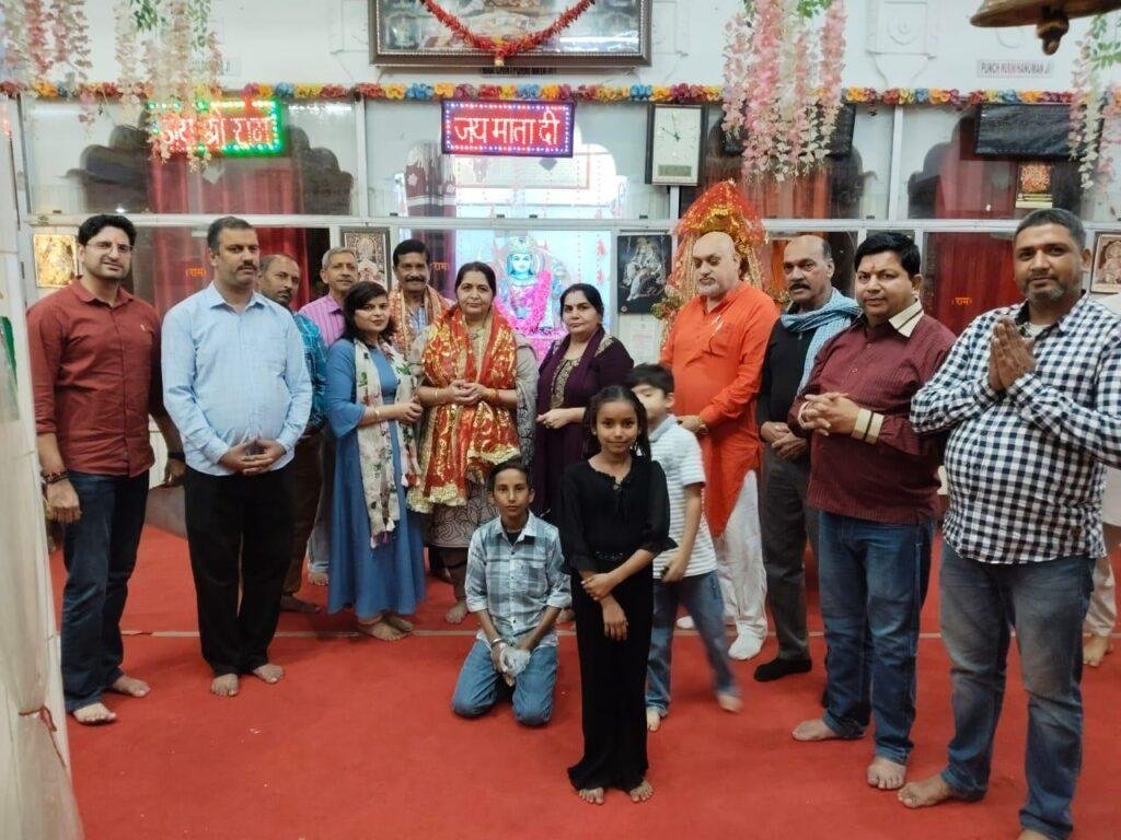 प्राचीन श्री राधा कृष्ण मन्दिर में अमृत वेला सदस्यों नें श्री हनुमानजी चालीसा पाठ एवं संकीर्तन किया