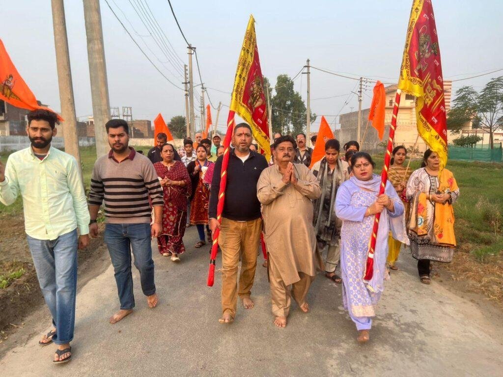 पावन कार्तिक मास के अंतिम दिन कार्तिक पूर्णिमा पर हरिंदर ओबरॉय (नीटा महंत) के घर प्रभातफेरी संपन्न हुई