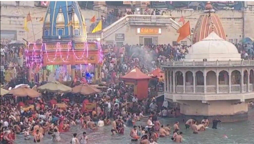 कार्तिक पूर्णिमा: हरिद्वार में उमड़ा आस्था का सैलाब, हरकी पैड़ी पर श्रद्धालुओं ने लगाई पावन डुबकी