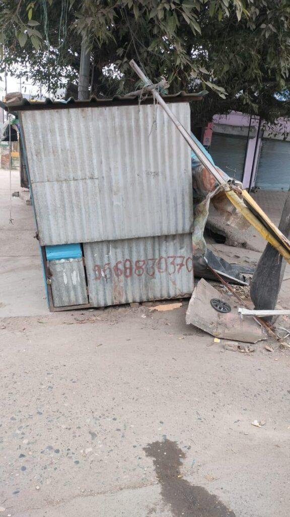 जिलाधिकारी से दबंगई के बल पर खोखा हटाने की शिकायत, नगर पंचायत फतेहगंज पश्चिमी पर कार्यवाही की मांग