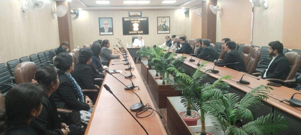 राष्ट्रीय लोक अदालत 13 दिसम्बर को राष्ट्रीय लोक अदालत को सफल बनाये जाने हेतु आयोजित हुई बैठक