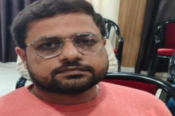 चकबंदी विभाग का पेशकार 15 हजार रुपये की रिश्वत लेते गिरफ्तार, एफआईआर