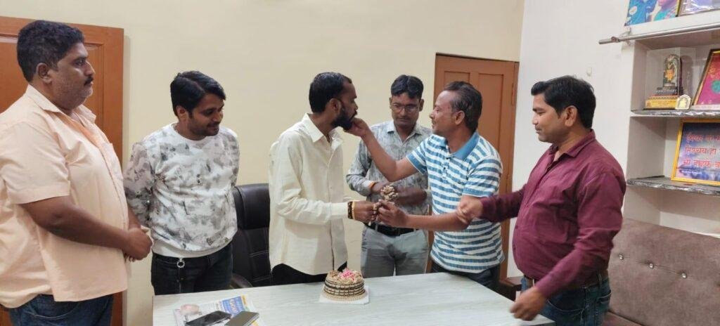 नगर पालिका अध्यक्ष प्रतिनिधि अंशू सोनकर के जन्मदिन के मौके पर सुबह से उनके आवास पर लोग आ रहें