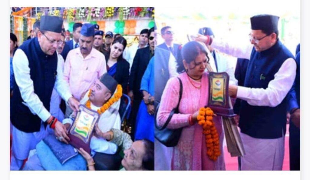 आंदोलनकारी और उनके आश्रितों की बढ़ेगी पेंशन, हेलीकॉप्टर से की गई पुष्प वर्षा