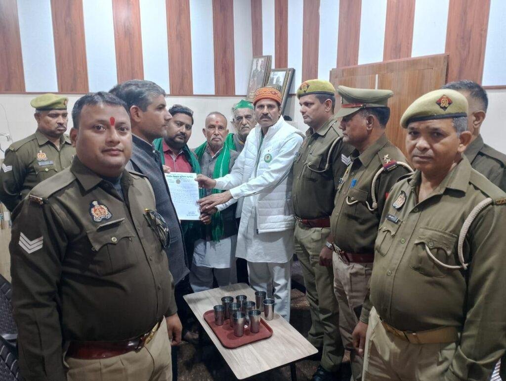 भारतीय किसान यूनियन सुनील के रेल रोको आंदोलन से पहले ही कोतवाली पुलिस, जीआरपी एवं आरपीएफ के अधिकारियों ने आवास पर पहुँच कर किया नजर बंद