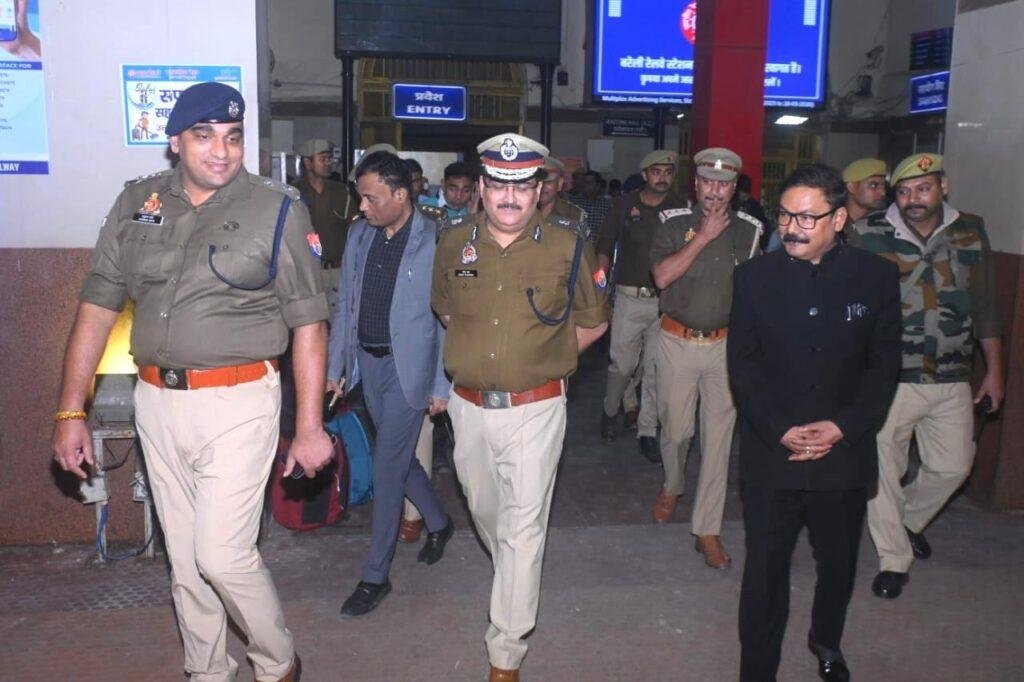 दिल्ली कार धमाके की घटना के दृष्टिगत जनपद बरेली में फ्लैग मार्च कर की गई कानून-व्यवस्था सुदृढ़