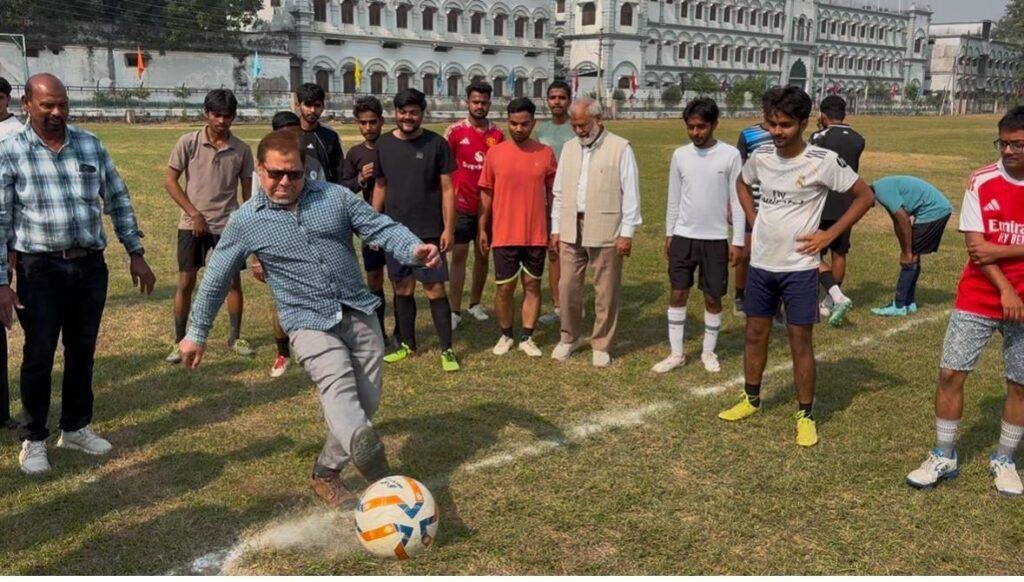 शिब्ली कॉलेज में खेल भावना के साथ सम्पन्न हुए फुटबॉल और बैडमिंटन फाइनल