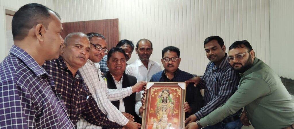 नवागत सहायक विकास अधिकारी पंचायत मनोज श्रीवास्तव विकासखंड पल्हनी में कारभार ग्रहण करने के बाद उनका भव्य स्वागत