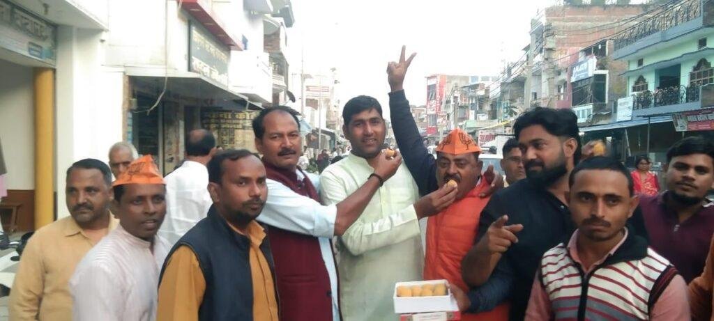 बिहार में बीजेपी की प्रचण्ड बहुमत पर बजे ढोल ताशे बटी मिठाईयां