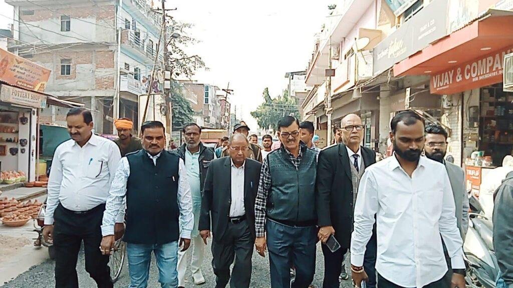 नगर पालिका अध्यक्ष ने वर्षों से खराब सड़क का किया उद्घाटन