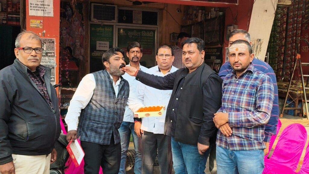 बिहार चुनाव में एनडीए की प्रचंड बहुमत की जीत के बाद कार्यकर्ताओं में जश्न