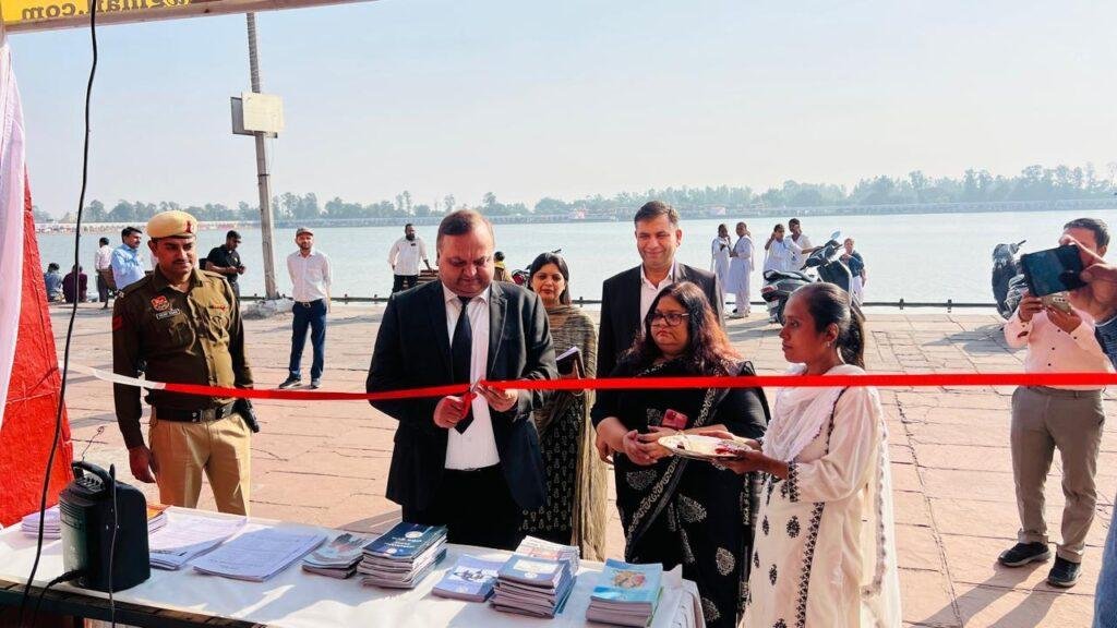 जिला एवं सत्र न्यायाधीश दिनेश कुमार मितल ने गीता महोत्सव पर लगाए गए स्टॉल का किया उद्घाटन
