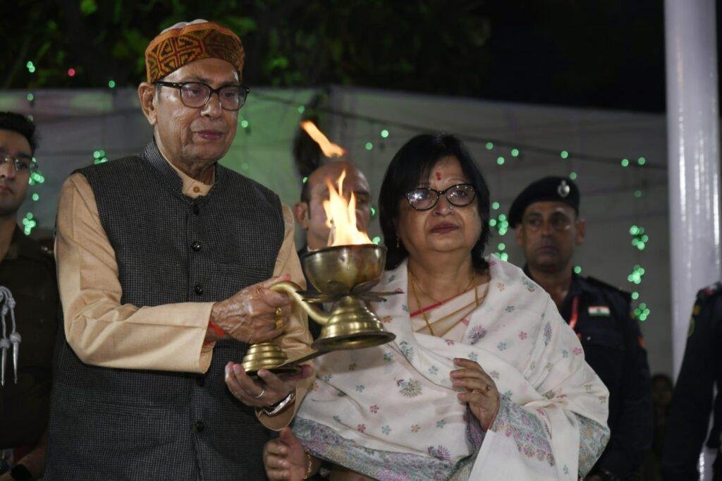 राज्पाल प्रोफेसर असीम कुमार घोष ने मंत्रोच्चारण के बीच महोत्सव की महाआरती का किया शुभारंभ