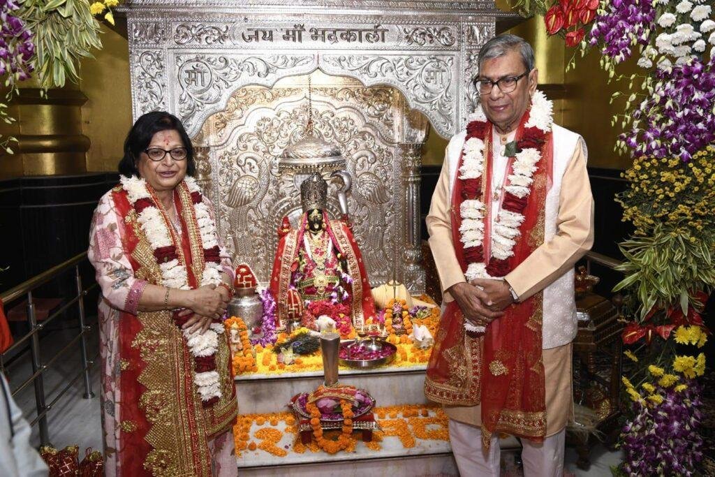 राज्यपाल प्रोफेसर असीम कुमार घोष व उनकी धर्मपत्नी मित्रा घोष ने शक्तिपीठ मां भद्रकाली मंदिर में किया पूजन