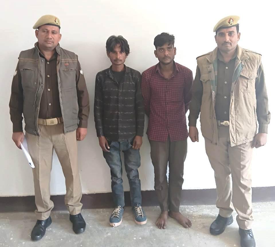 घर में दीवार काटकर चोरी करने वाले 02 शातिर अभियुक्तों को चोरी का माल सहित किया गया गिरफ्तार
