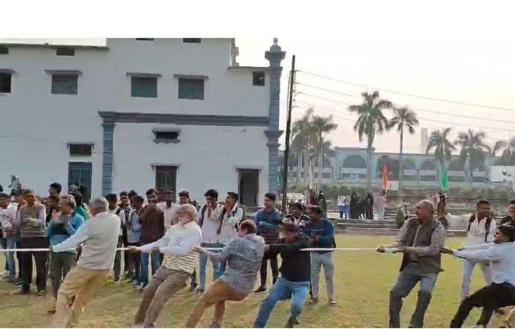 शिब्ली नेशनल कॉलेज आज़मगढ़ में शिक्षकों की रस्सा-कशी प्रतियोगिता संपन्न