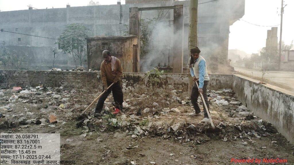 स्वच्छ भारत मिशन के तहत ग्राम पंचायत कोल बाज बहादुर में सहायक विकास अधिकारी पंचायत के आदेश अनुसार घास की कटाई करते हुए झाड़ू लगाते हुए