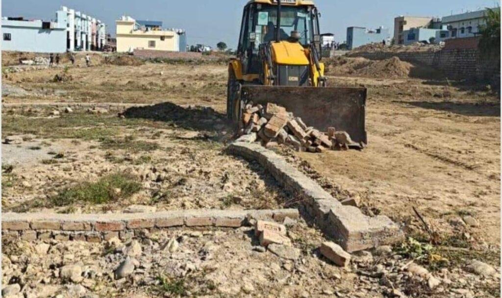 अवैध प्लॉटिंग पर चला एमडीडीए का बुलडोजर, अवैध व्यावसायिक निर्माण सील