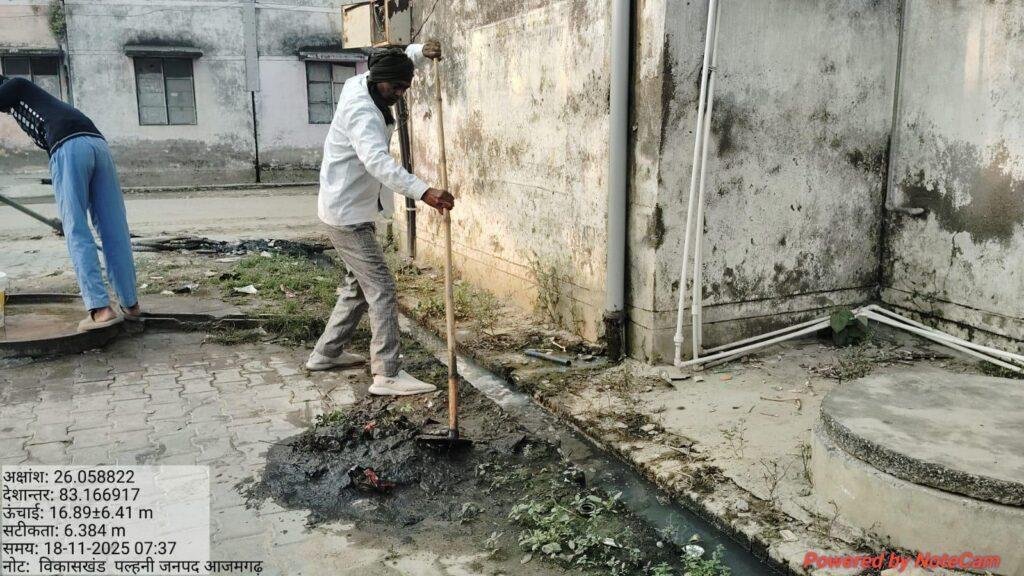 ग्रामीण सफाई कर्मचारियों द्वारा स्वच्छता अभियान चलाया जा रहा है स्वच्छता के प्रति लोगों को किया जागरूक