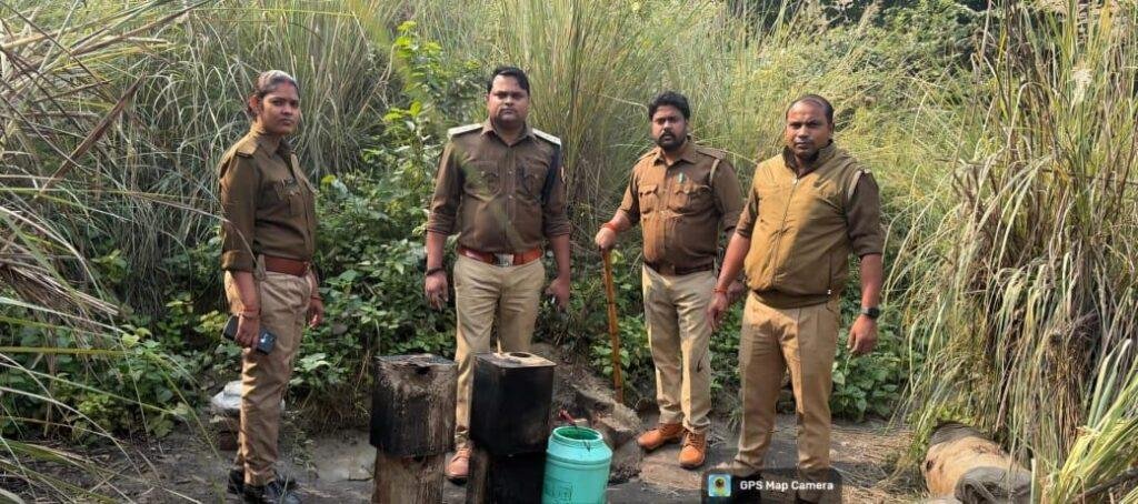 आबकारी विभाग की दबिश, 75 लीटर अवैध कच्ची शराब बरामद