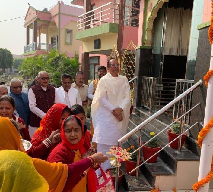 गीता जयंती महोत्सव 2025 के लिए हुआ जयराम विद्यापीठ में विधिवत श्री हनुमत ध्वजारोहण
