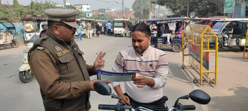 यातायात माह के चलते टीएसआई ने पम्पलेट बांटकर दी सड़क सुरक्षा की जानकारी