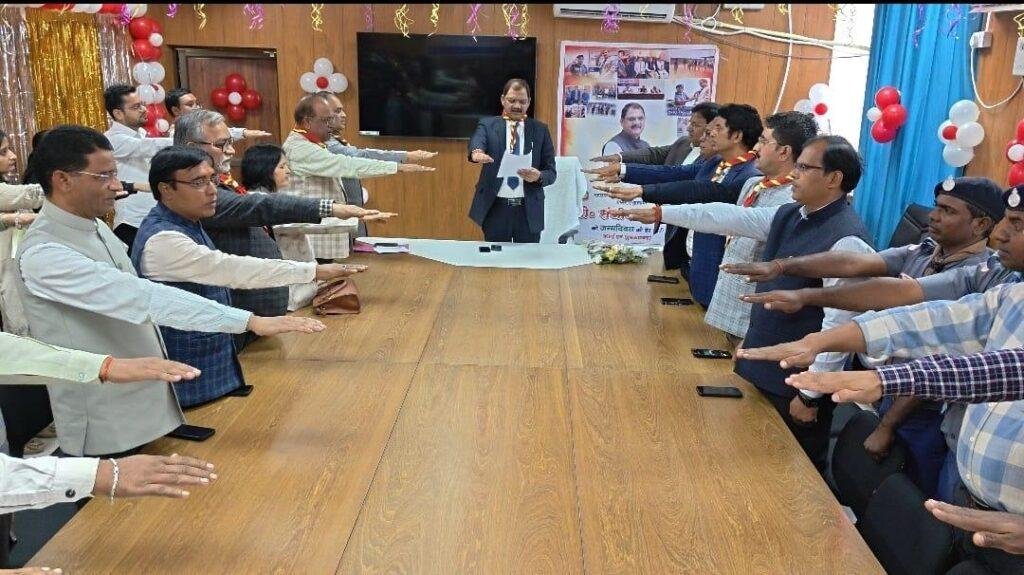 संवैधानिक मूल्यों के पालन हेतु वि. वि. के कुलपति ने दिलाई शपथ
