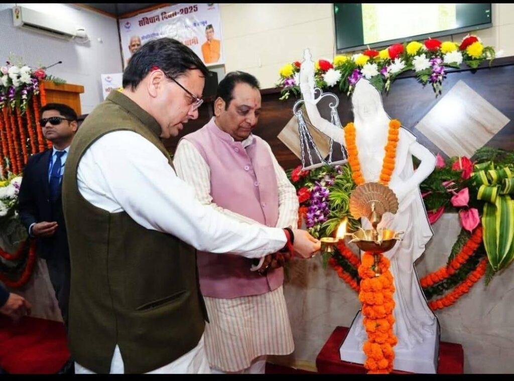 संविधान दिवस पर संविधान की शपथ दिलाई, सीएम धामी