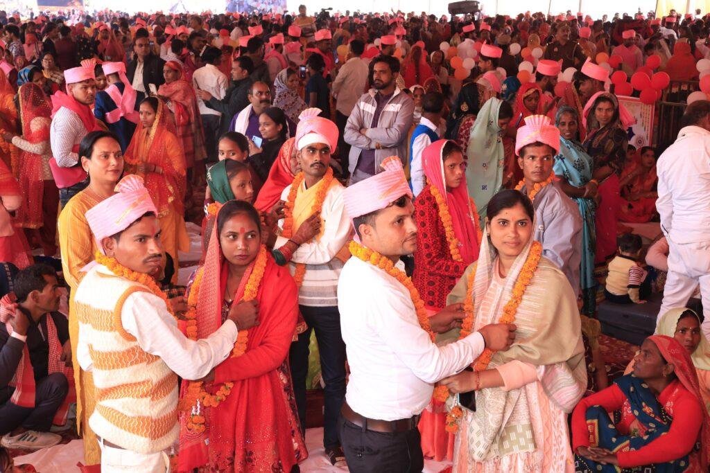 मुख्यमंत्री सामूहिक विवाह योजना के अंतर्गत जिले में 407 नवविवाहित जोड़े दाम्पत्य सूत्र में बंधे