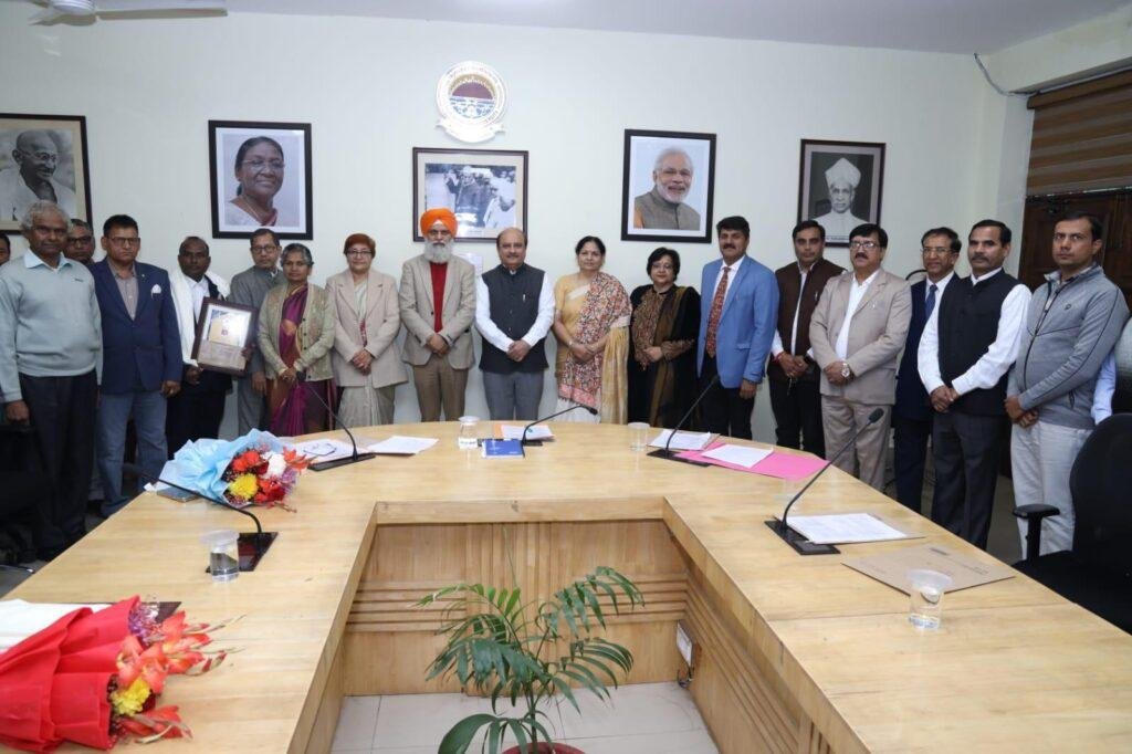 विश्वविद्यालय के उत्थान में शिक्षक व कर्मचारियों की अहम भूमिकाः प्रो. सोमनाथ सचदेवा