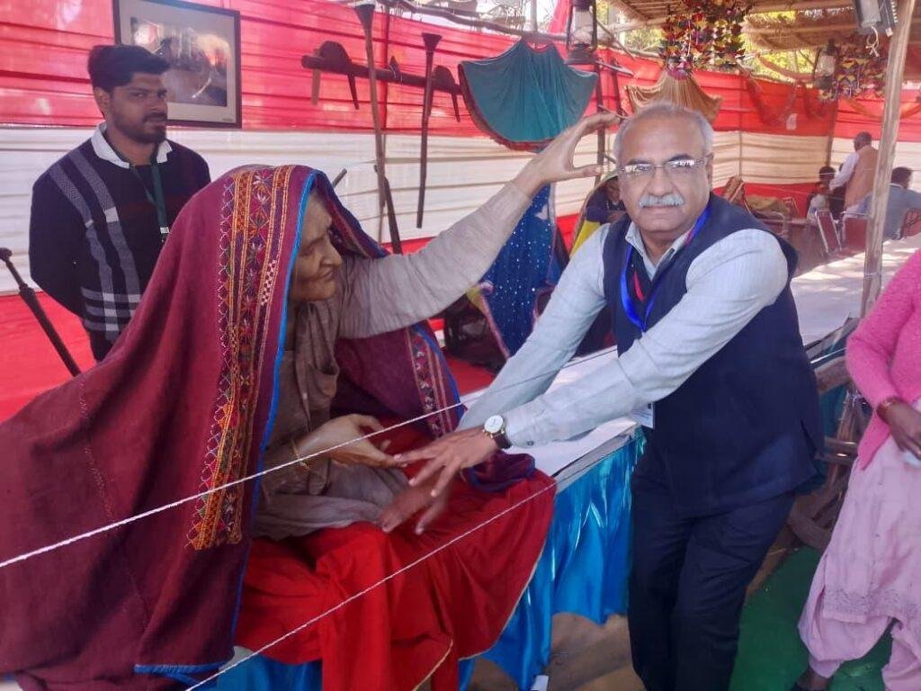 बुर्जुग महिला से आशीर्वाद लेने वालों का लगा तांता
