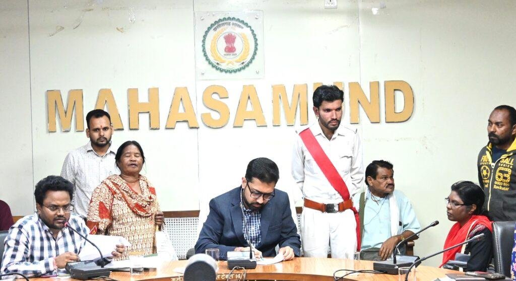 कलेक्टर श्री लंगेह ने जन चौपाल में सुनी लोगों की समस्याएं
