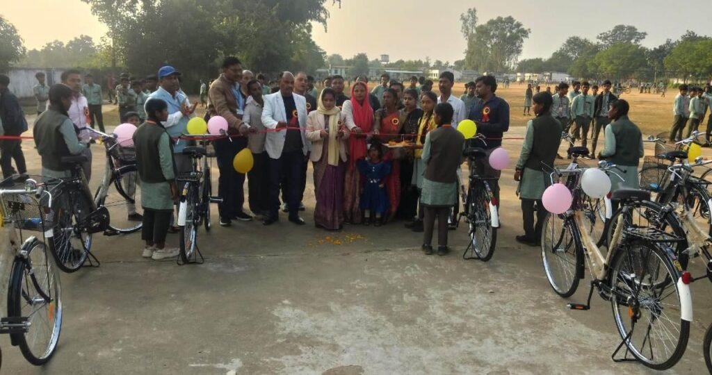 सरस्वती सायकल योजना अंतर्गत 61 बालिकाओं को सायकल का वितरण