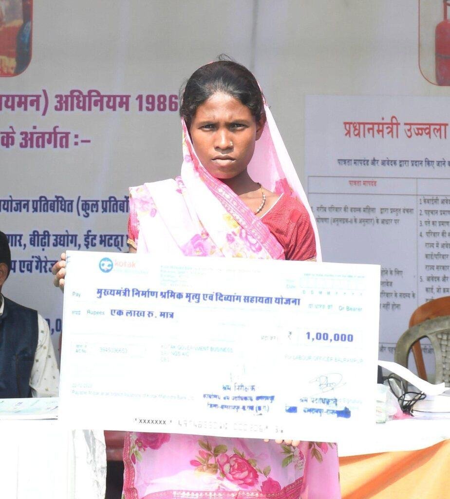 श्रमिक की मृत्यु पर परिवार को मिला आर्थिक संबल