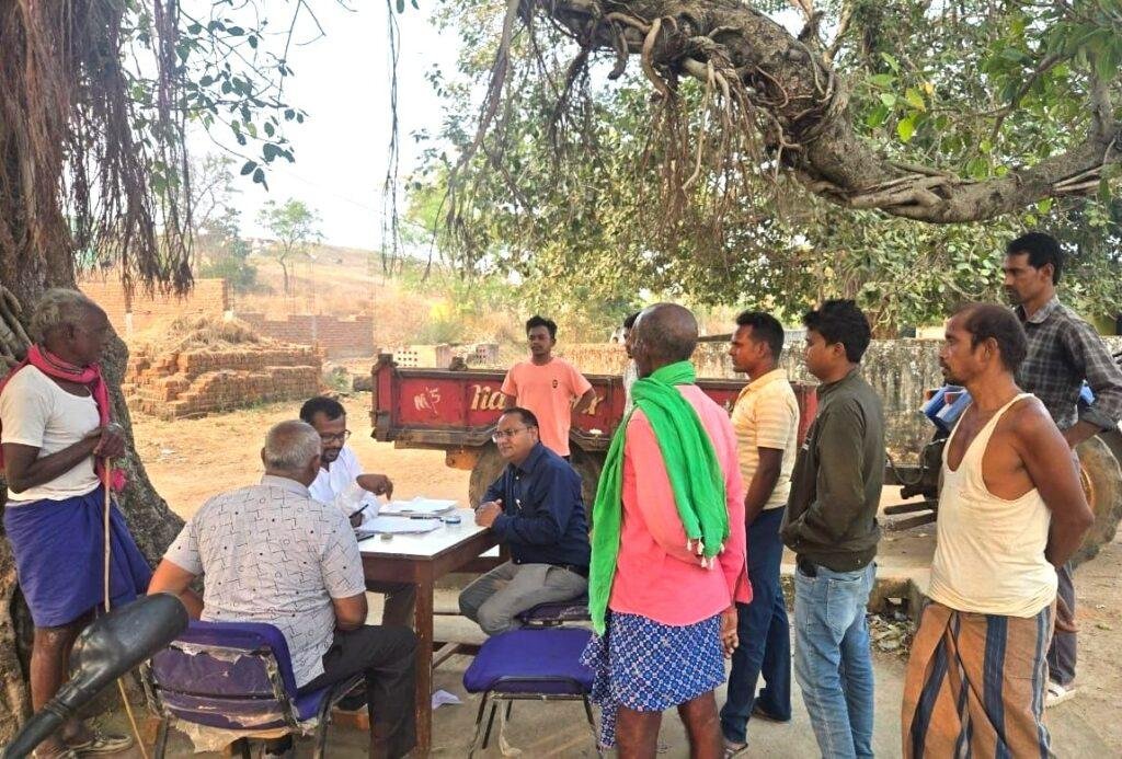 अनुविभागीय अधिकारी एवं तहसीलदार ने किया एसआईआर कार्य का निरीक्षण
