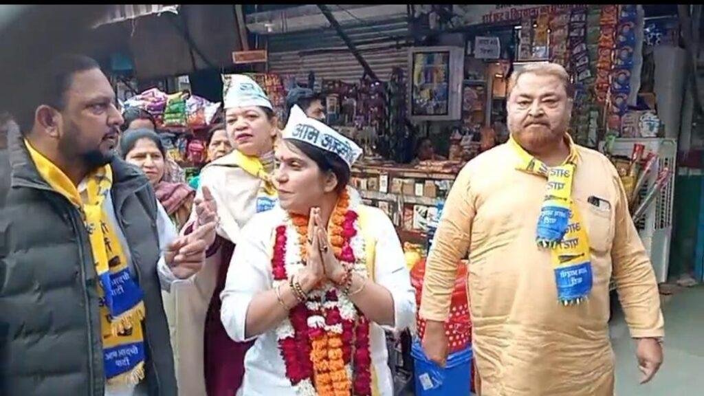 दिल्ली एमसीडी के उपचुनाव शालीमार बाग वार्ड 56 बी के आम आदमी पार्टी प्रत्याशी बबीता राणा ने चार इंजन सरकार कमियां बताईं