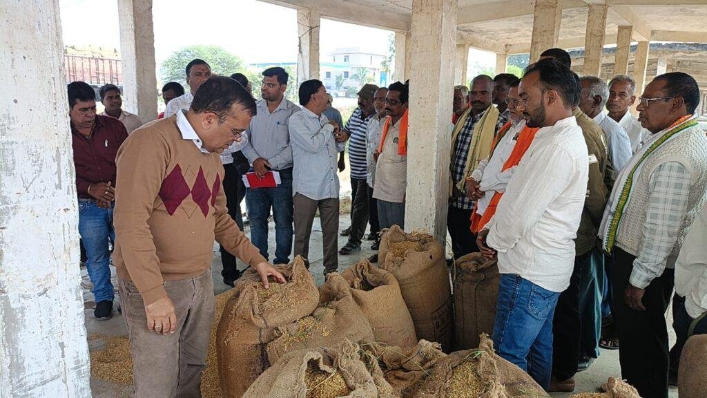 कलेक्टर श्री जन्मेजय महोबे ने खरौद उपार्जन केंद्र में धान खरीदी व्यवस्था का किया निरीक्षण