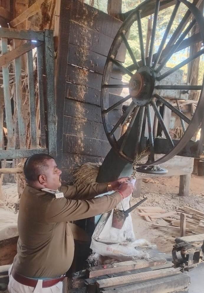 वन विभाग द्वारा दो सॉ मिलों को किया गया सील