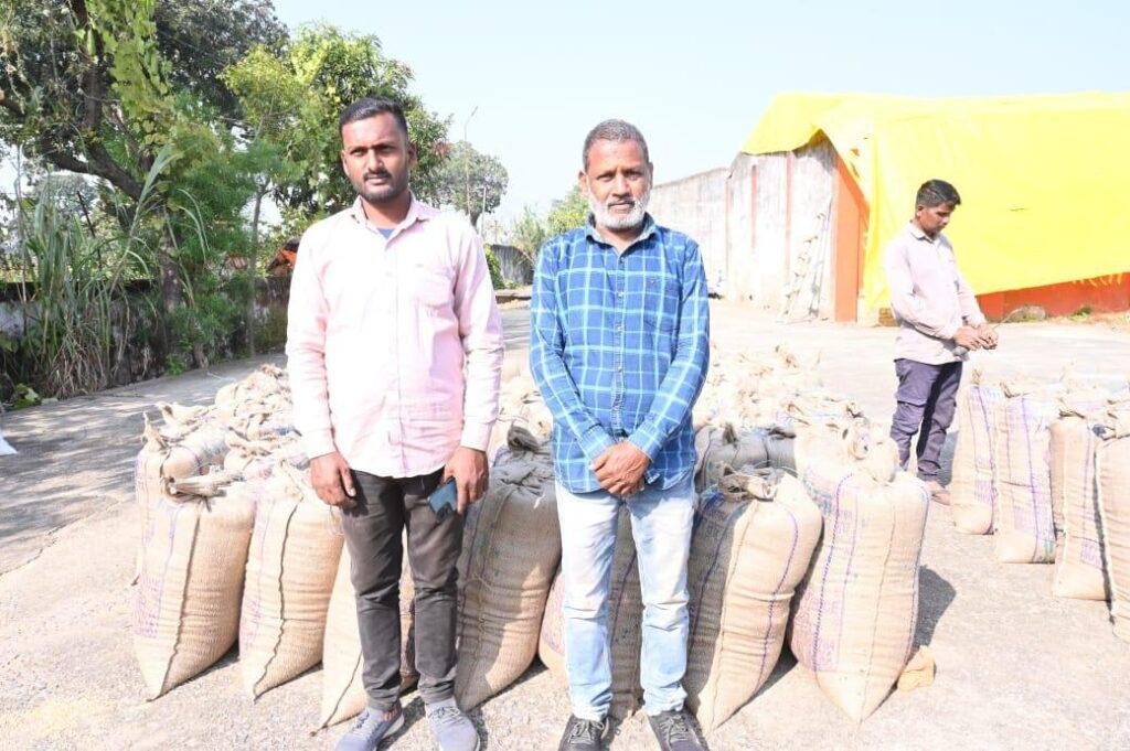 पिता-पुत्र ने पहुंचकर किया धान विक्रयतुंहर टोकन मोबाइल एप ने दी बड़ी मदद