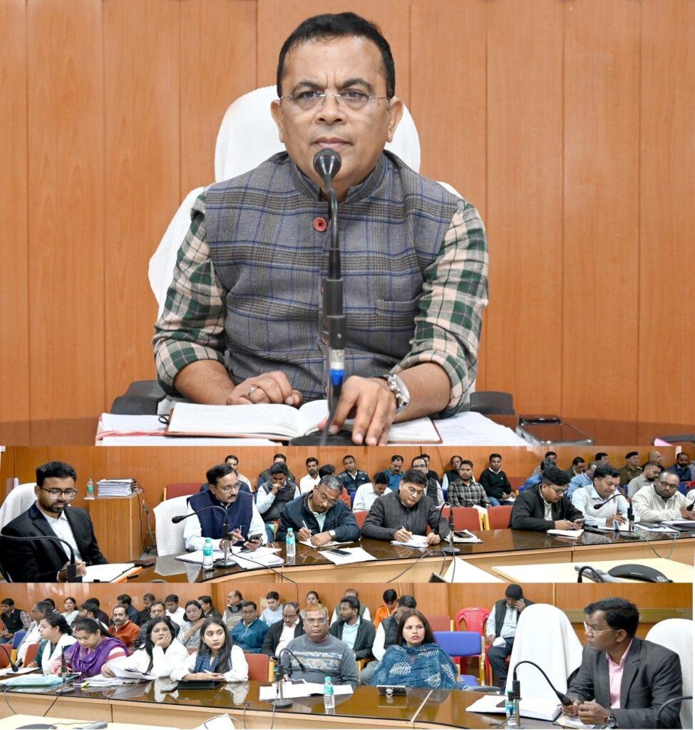 कलेक्टर श्री जन्मेजय महोबे ने ली साप्ताहिक समय-सीमा बैठक